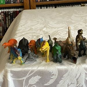 21 small Dinosaurs Figures